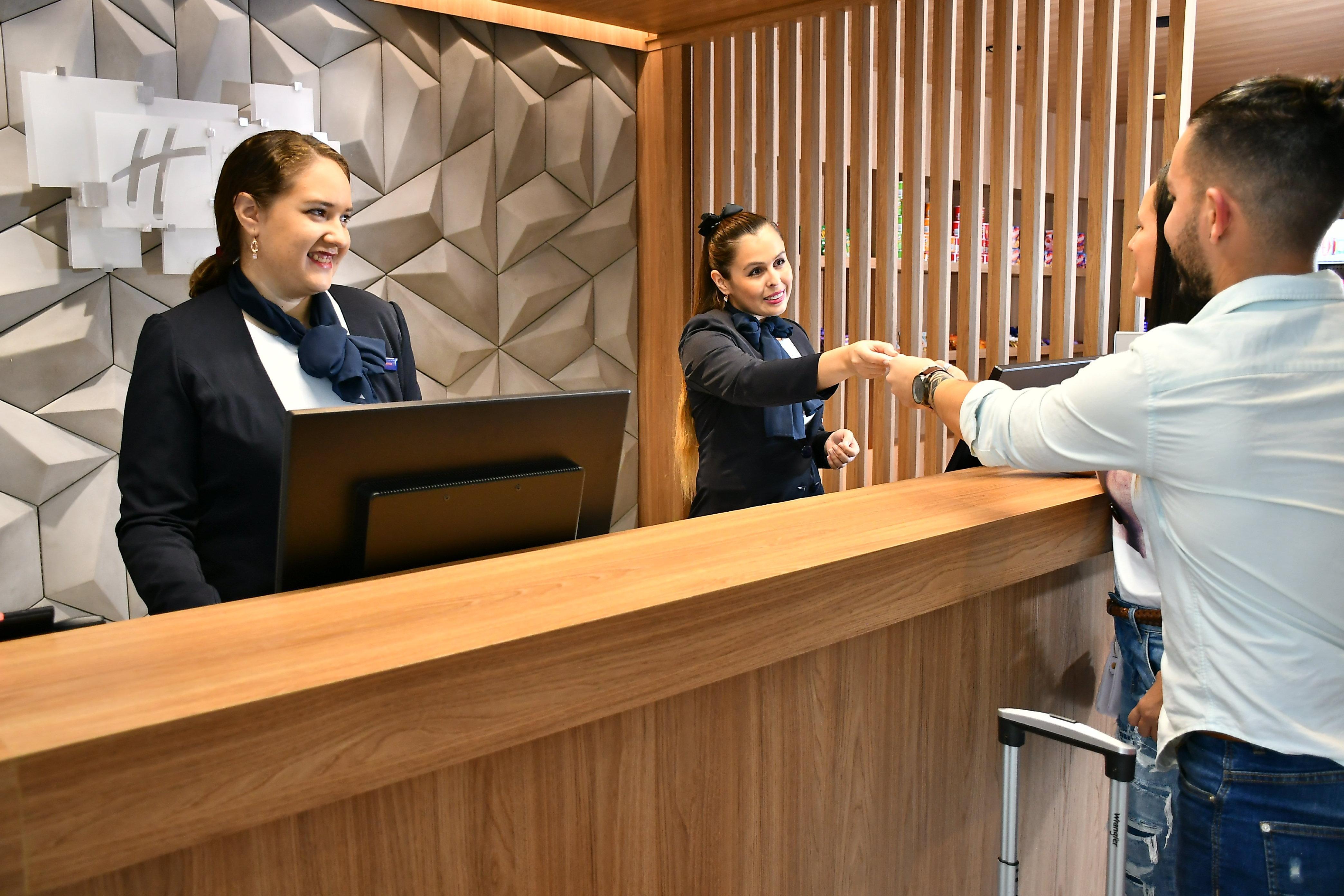 Holiday Inn Express Asuncion Aviadores By Ihg Exterior photo